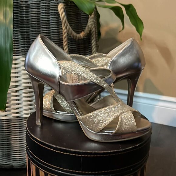 “Gold” sandals / Size 8.5 - Picture 11 of 11